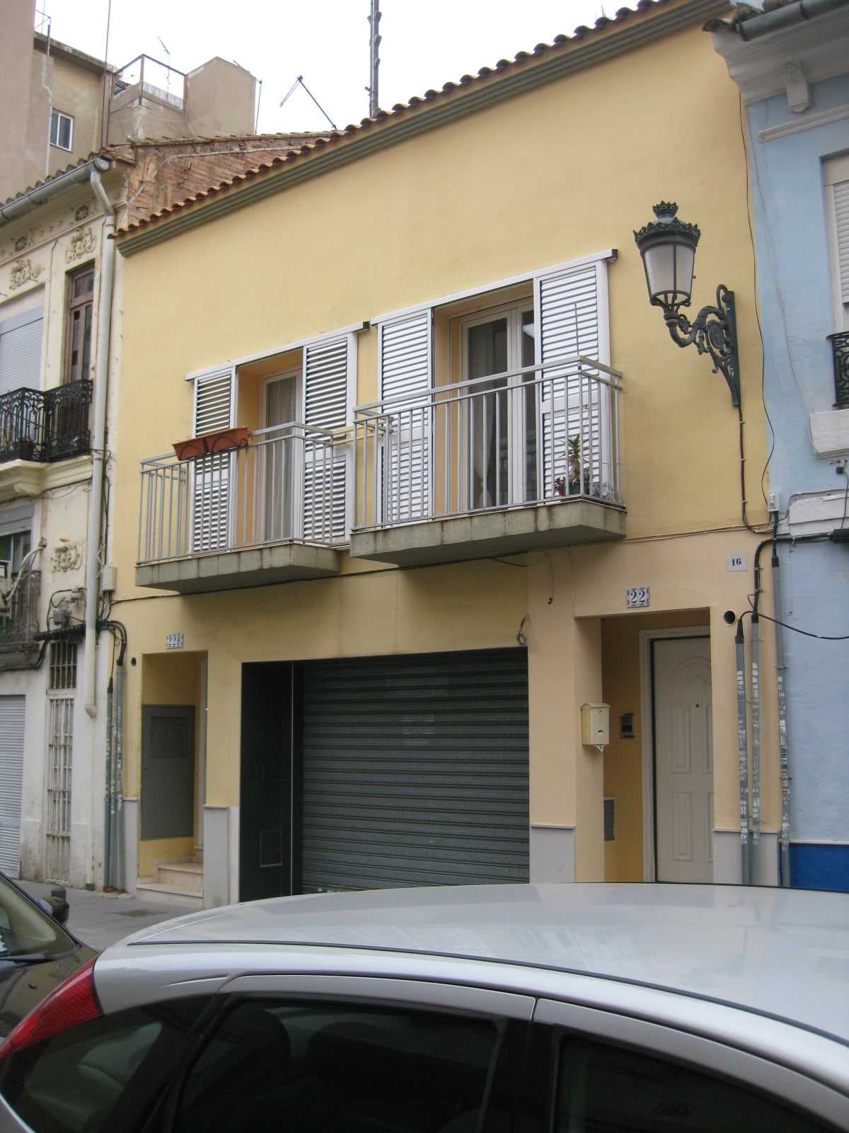 URBANA. TRES.- Vivienda señalada con el número DIECISIETE de la calle PROGRESO, por donde tiene su acceso, es la de la izquierda mirando al edificio del que forma parte desde dicha calle - Imagen 1