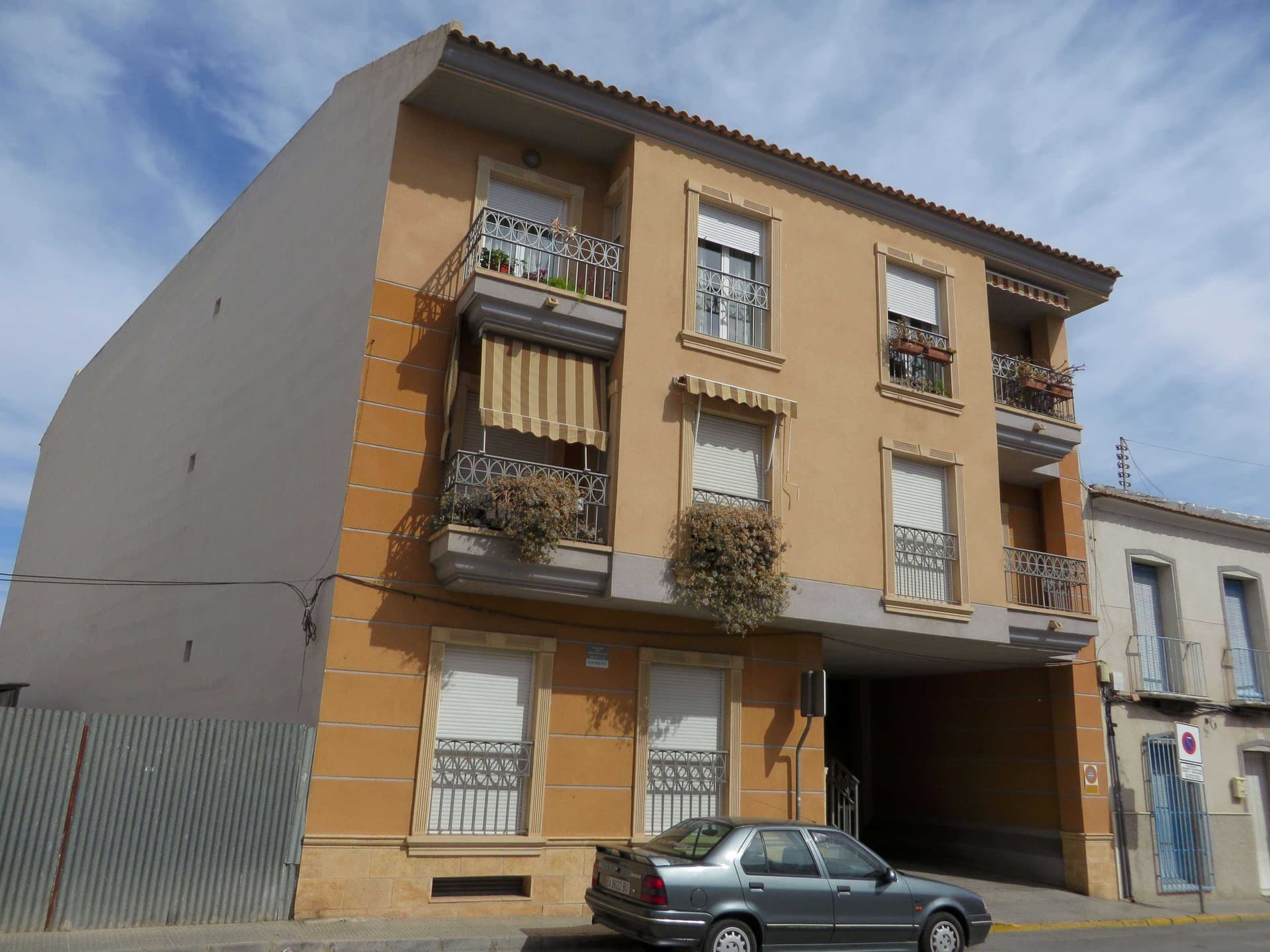URBANA NÚMERO TRES. En un edificio sito en Rojales, con fachada principal a calle Rafael Aráez, por donde tiene su acceso; es la vivienda de la planta baja, de tipo B, que se sitúa al fondo-izquierda del edificio, según se mira la fachada del mismo d - Imagen 1