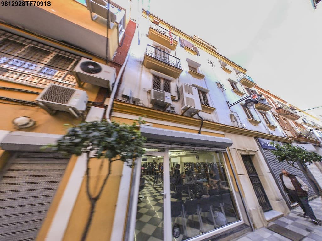 URBANA. VEINTIOCHO.- LOCAL número cuatro de la planta baja, al fondo de la casa número veintidós y veinticuatro de la calle Emilio Castelar y nueve de la calle San Juan de Algeciras. Es diáfano, sin distribución interior. Tiene una superficie útil de - Imagen 1