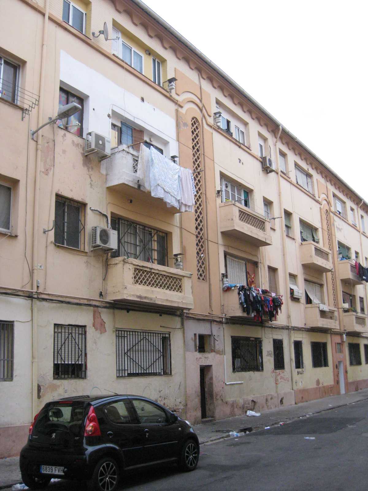 URBANA. Forma parte del edificio sito en Valencia, calle Pedro Velasco, número cuatro. Es del tipo A. Consta de vestíbulo, cocina, comedor-estar, tres dormitorios, aseo, armario y balcón. Ocupa una superficie construida aproximada de sesenta y un met - Imagen 1
