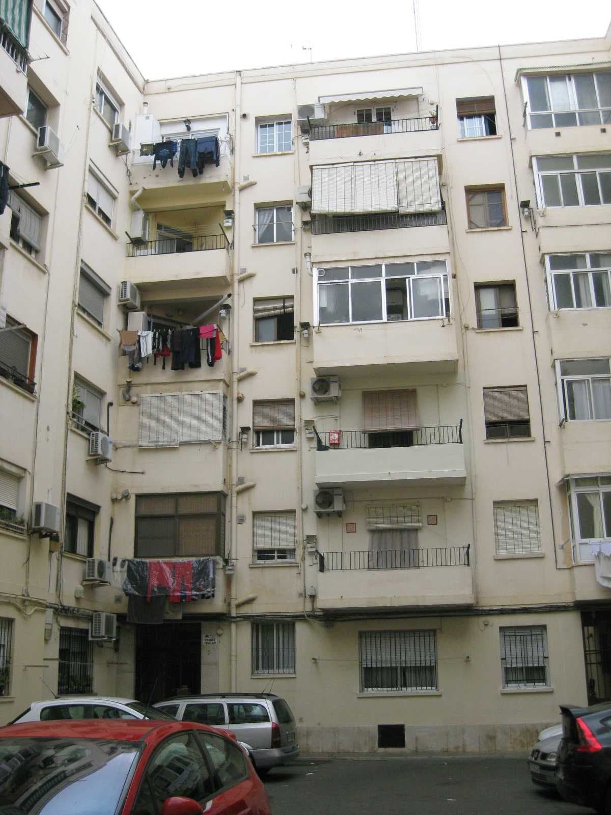 VIVIENDA que se halla situada en planta quinta, recayente a la derecha mirando al edificio desde la plaza a la que recae su fachada principal,puerta doce, tipo B. Forma parte de un edificio sito en Valencia, cuya fachada principal recae a la Plaza de - Imagen 1