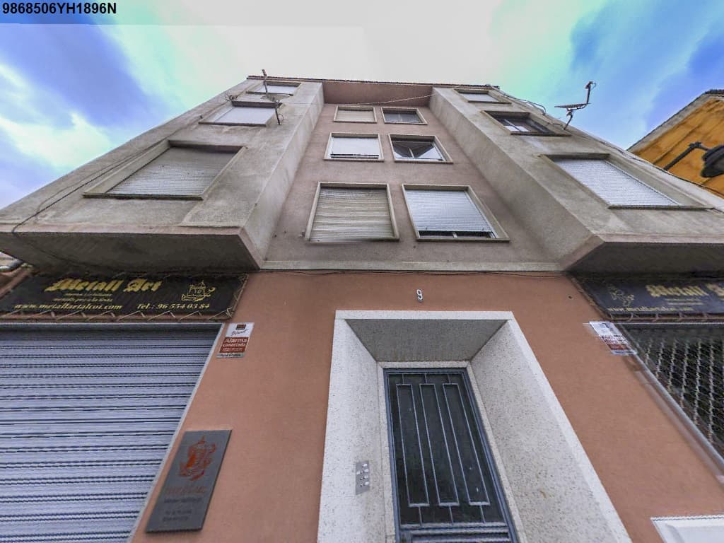 URBANA.- Vivienda de la planta CUARTA o ATICO, del edificio situado en la calle San Miguel, 9 del municipio de Alcoy, con una superficie de 73,20 metros cuadrados, siendo la útil de 56,65 metros cuadrados. Tiene además una terraza en su parte de dela - Imagen 1