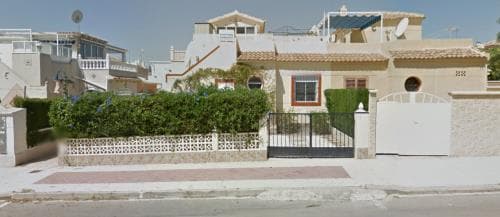 Urbana.- NUEVE.-Bungalov número veitiuno, bloque seis, de un conjunto de veinticuatro que forma parte del viviendas, en RESIDENCIAL SERENA-III, FASE TERCERA, sito en término de Orihuela, Sector J-1. Plan Parcial “Las piscinas”. Es de planta baja, des - Imagen 1