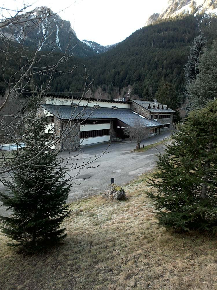 URBANA: Edificio destinado a Hotel, sitio LA BORDA, sita en término de Sorpe, de superficiie ochocientos setenta y ocho metros, quince decímetros cuadrados, con cincuenta y seis metros de fachada. Se compone de planta sótano, planta noble, planta pis - Imagen 1