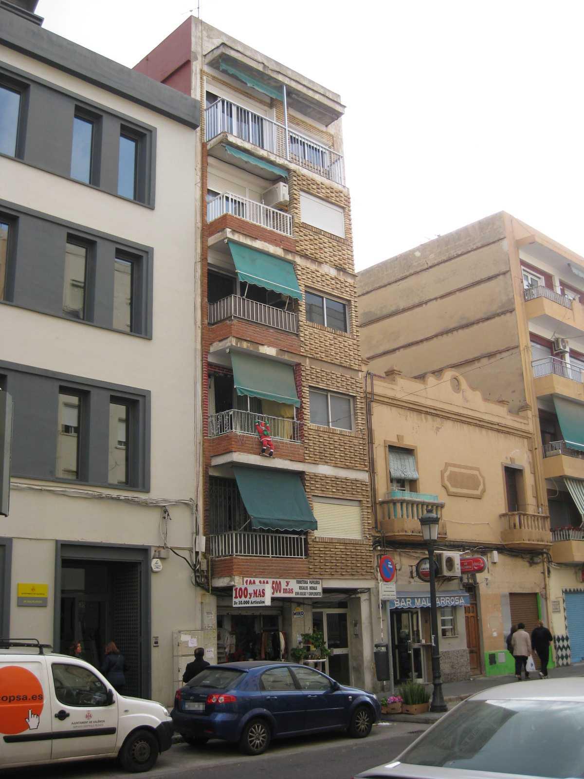 Vivienda del PISO PRIMERO, señalada su PUERTA con el NÚMERO UNO, distribuida en varios departamentos. Ocupa una SUPERFICIE construida de ciento siete metros, treinta y dos decímetros cuadrados - Imagen 1
