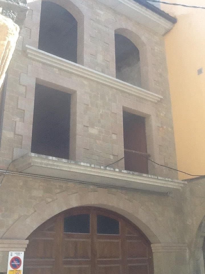 Casa con un corral a ella unido, sita en Sanaüja, en la calle del Agua y también Plaça Major, señalada de número tres, compuesta de bajos y dos pisos, y comprende la casa veinticuatro metros de largo por cinco de ancho. .Esta finca y las mencionadas - Imagen 1