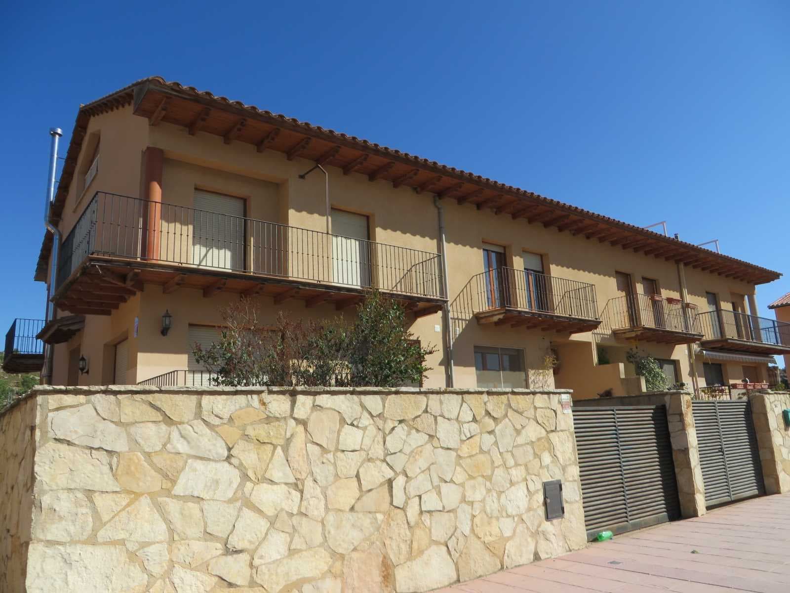 URBANA.- NUMERO TRES.- Casa número tres, sita en la parcela número veinte, en la calle Lope de Vega, número cincuenta y seis; constituye una vivienda unifamiliar del tipo B, que es prototipo de vivienda unifamiliar
