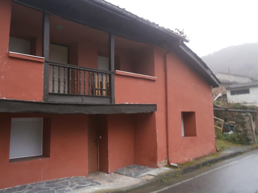 CASA HABITACION, señalada con el número seis en Canto Las Matas, parroquia de Santa Bárbara, concejo de San Martín del Rey Aurelio. Está compuesta de dos plantas: la planta baja está destinada en parte a vivienda con una superficie construida de trei