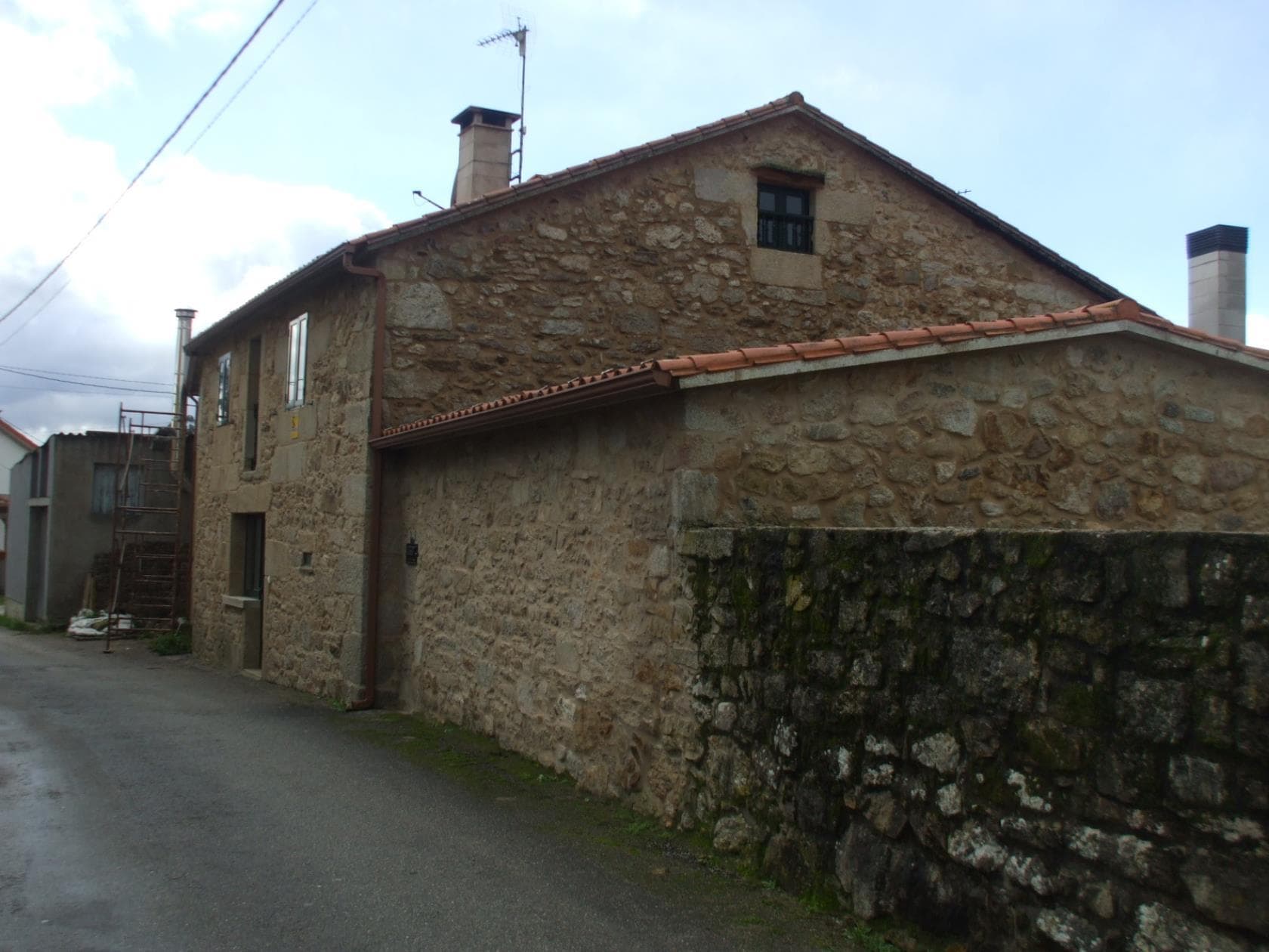 50% de las construcciones que existen sobre la finca rustica nº163 del P.G.C.P de la zona de Piñeiro-Estacas Cuntis-Pontevedra, sector tercero, y sita en el lugar de Velay-San Mamed, ayuntamiento de Cuntis (casa, piscina, cubierto o alpendre, y demás - Imagen 1