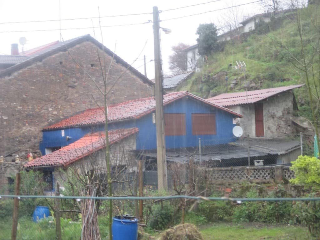 FINCA URBANA, 1988 señalada con el número 17, sita en la parroquia de Trubia, donde actualmente está señalada catastral con el número 52 del barrio Santa María, que se compone de planta baja y planta primera. La planta baja ocupa una superficie const - Imagen 1