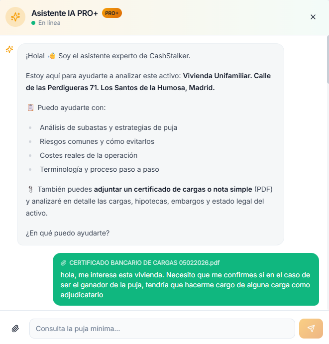 El asistente se presenta con el contexto del activo. El usuario adjunta un certificado bancario de cargas y hace su pregunta